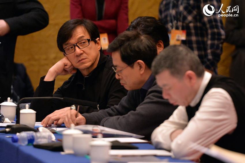 政協(xié)小組會(huì)議上的委員表情