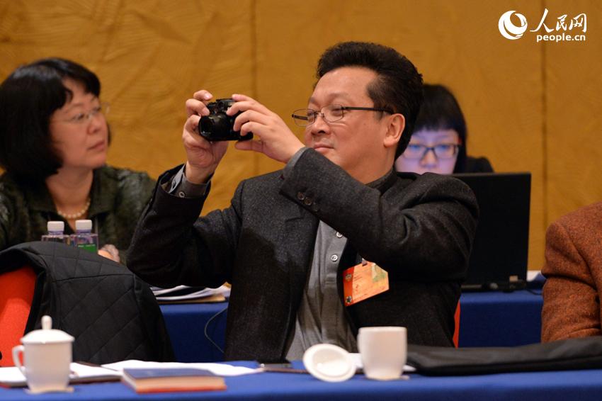 政協(xié)小組會(huì)議上的委員表情