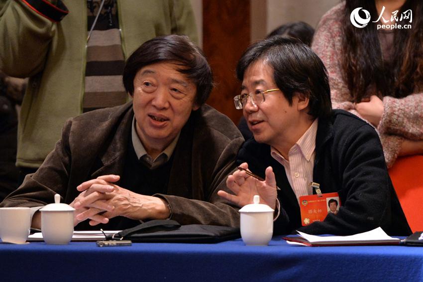 政協(xié)小組會議上的委員表情