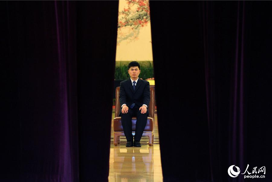 探秘兩會安保“黑衣人”