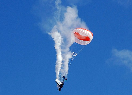 機(jī)翼空中突然斷裂 阿根廷飛行員死里逃生