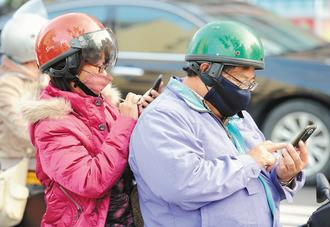 臺灣交通新規(guī)實施首日 近50“低頭族”遭開罰單(圖)