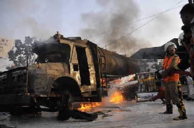 孟加拉首都油罐車起火7輛車被燒毀