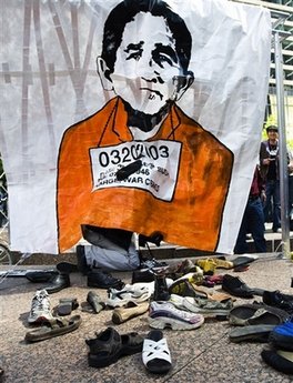 布什、克林頓卸任后首度同臺(tái)演講 一團(tuán)和氣