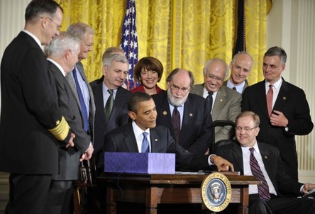 奧巴馬簽署6800億美元國(guó)防預(yù)算案(圖)