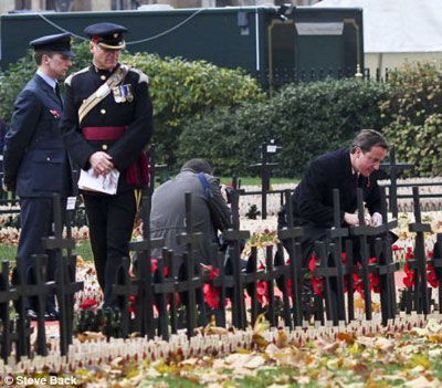 在紀(jì)念儀式上競相拍照 布朗與卡梅倫被迫致歉