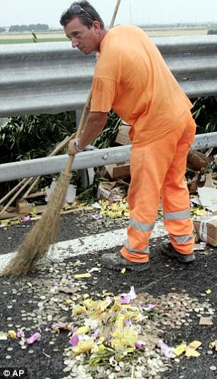 意大利運(yùn)鈔車(chē)側(cè)翻灑落200萬(wàn)歐元硬幣 過(guò)往司機(jī)哄搶