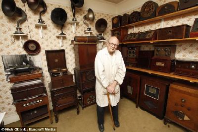 英八旬老翁酷愛無線電 搜集千余臺收音機(jī)自建博物館