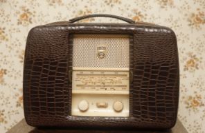 英八旬老翁酷愛(ài)無(wú)線電 搜集千余臺(tái)收音機(jī)自建博物館