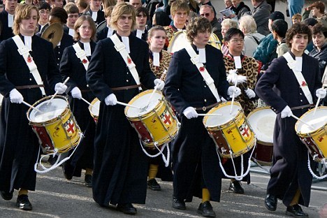 英“藍(lán)袍學(xué)校”欲更換數(shù)百年歷史校服 學(xué)生不答應(yīng)