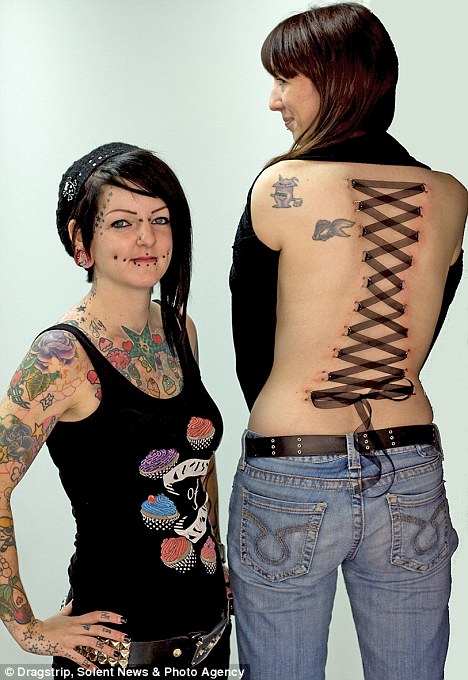 要新潮先自虐？英國流行“穿洞緊身衣”