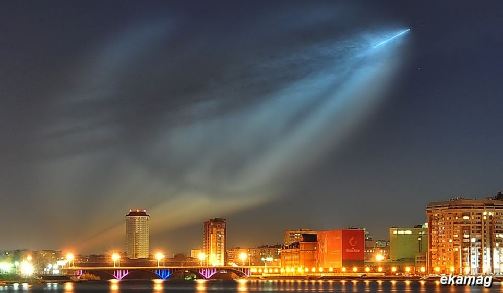 俄羅斯夜間發(fā)射衛(wèi)星形成美麗光暈 酷似“北極光”