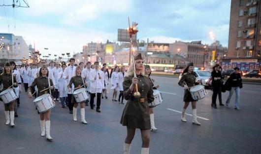 紀(jì)念衛(wèi)國(guó)戰(zhàn)爭(zhēng)勝利66周年 俄總統(tǒng)向無(wú)名烈士墓獻(xiàn)花