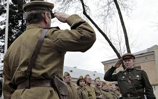 紀(jì)念衛(wèi)國(guó)戰(zhàn)爭(zhēng)勝利66周年 俄總統(tǒng)向無(wú)名烈士墓獻(xiàn)花