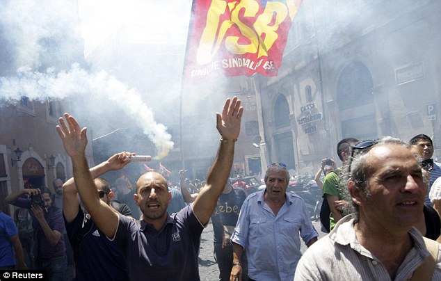 “花花老爺”貝盧斯科尼春風(fēng)得意 與女同事親密耳語