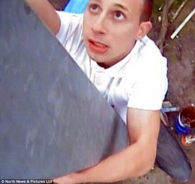 英國最笨賊照片網(wǎng)上曝光 偷游艇時破壞監(jiān)視器反被拍