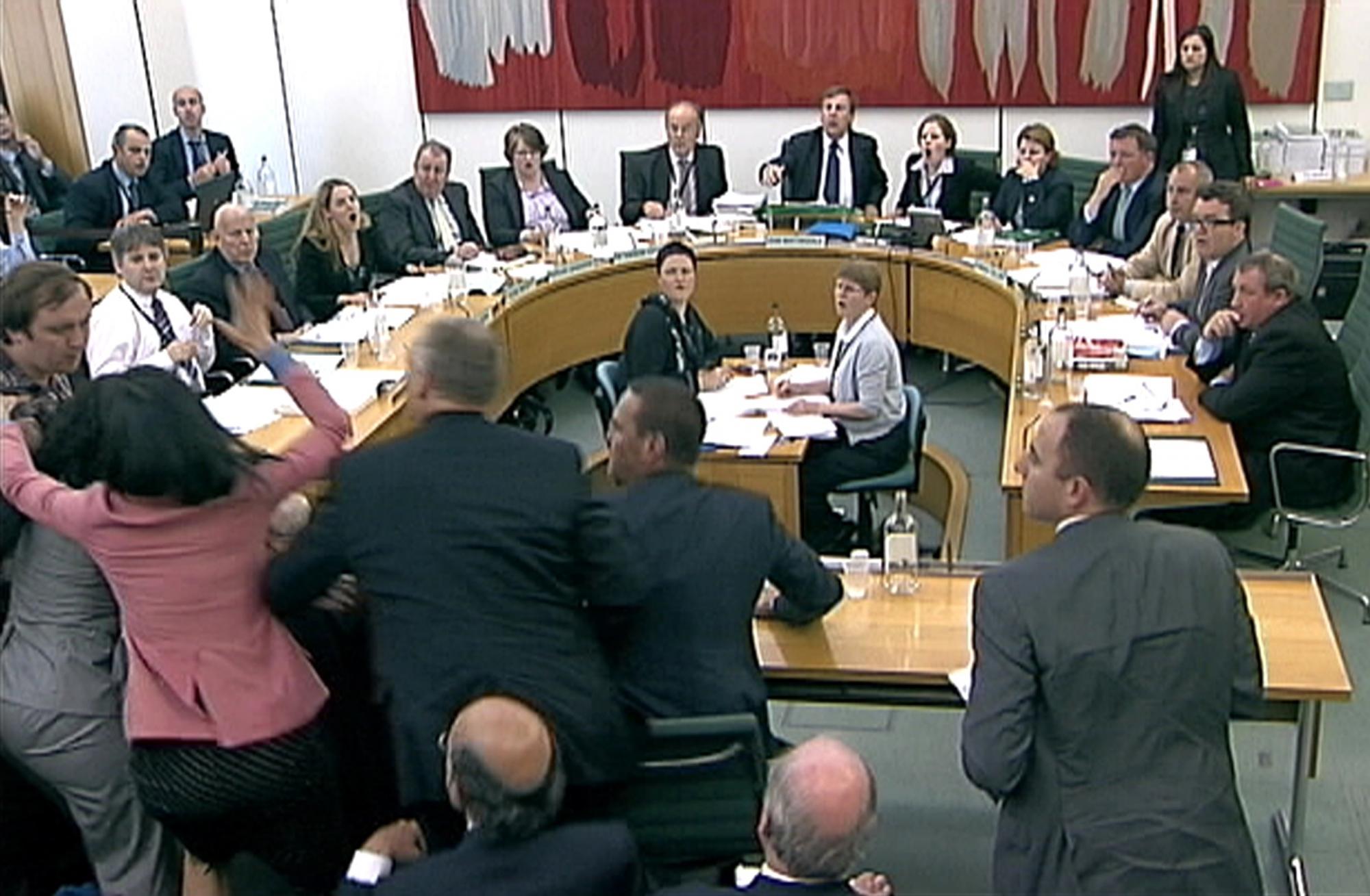 專家解讀默多克父子肢體語(yǔ)言 鄧文迪出手護(hù)夫搶眼球