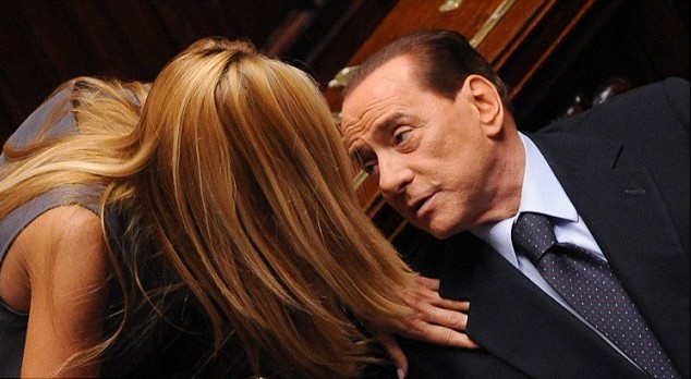 食色性也？ 經(jīng)濟(jì)崩于前 意大利總理老貝仍“色心不改”