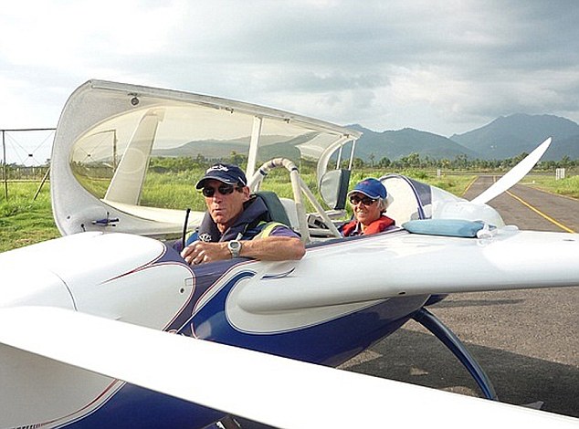 英夫婦自制飛機(jī)環(huán)游世界 飛行241小時(shí)周游23國(guó)