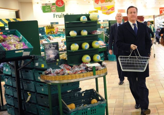 卡梅倫下班后逛超市買菜 其他顧客沒有圍觀很淡定