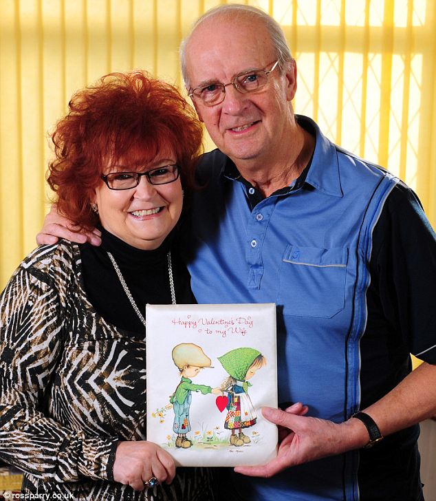 一張情人節(jié)賀卡使用34年 英國老夫婦只愿“深情依舊”