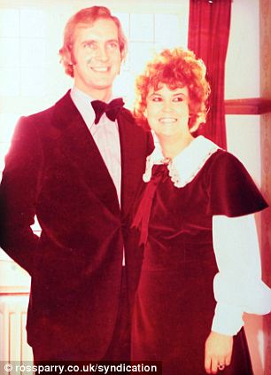 一張情人節(jié)賀卡使用34年 英國老夫婦只愿“深情依舊”