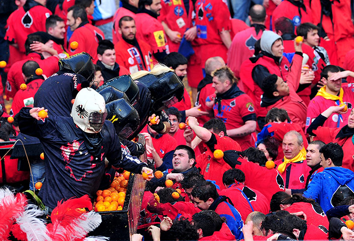 另類狂歡！意大利小城上演“橙子大戰(zhàn)”