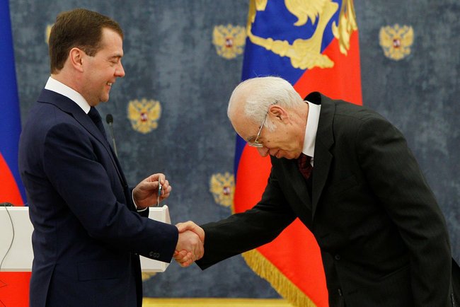 梅德韋杰夫?yàn)閿⒗麃啝幾h作家頒獎(jiǎng) 引發(fā)猶太人團(tuán)體抗議