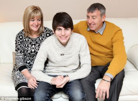 英國青年從千米高空跳下 降落傘沒打開竟奇跡生還