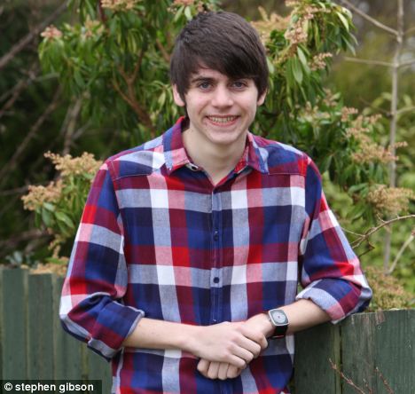 英國青年從千米高空跳下 降落傘沒打開竟奇跡生還