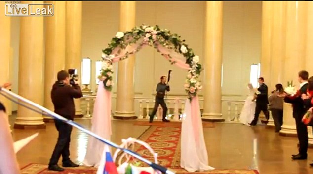 最尷尬婚禮視頻:新娘摔倒婚紗裙脫落 “半裸”示人