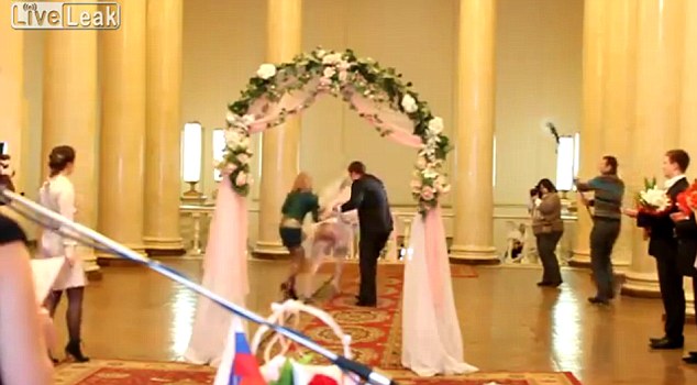 最尷尬婚禮視頻:新娘摔倒婚紗裙脫落 “半裸”示人