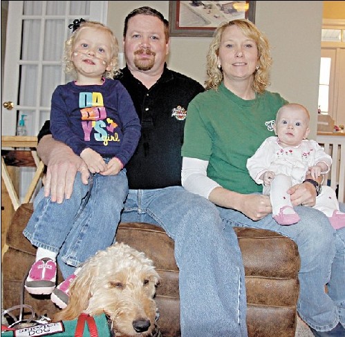 服務(wù)犬背氧氣瓶隨時(shí)陪伴 病重女孩享自由生活