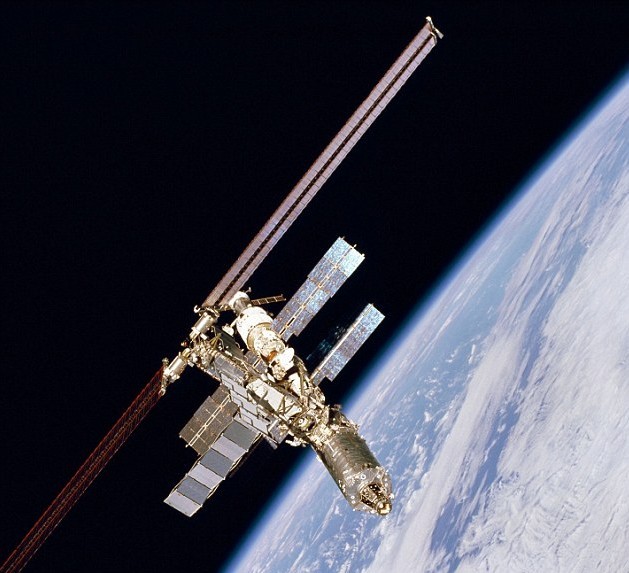 國際空間站遭遇太空碎片威脅 宇航員逃生艙內(nèi)避難