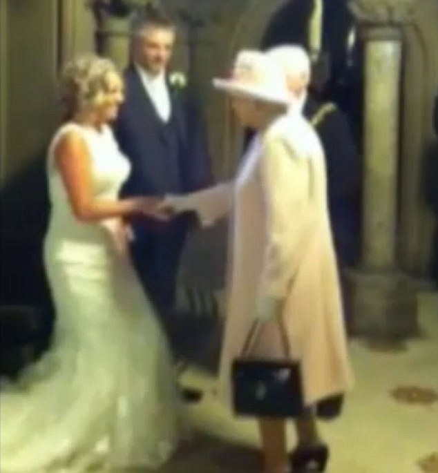 英國婚禮現(xiàn)場闖入“不速之客” 女王駕到新人又驚又喜