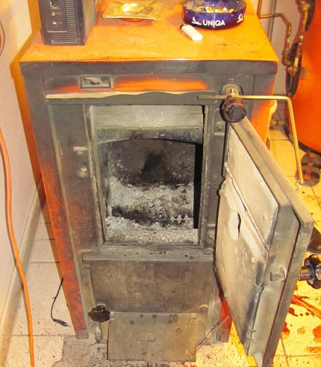 為吃政府補(bǔ)助竟自斷左腳扔烤爐！ 奧地利懶漢“偷雞不成蝕把米”