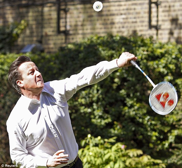 卡梅倫秀羽毛球技為奧運(yùn)“預(yù)熱” 15歲少年評(píng)論“像打網(wǎng)球”