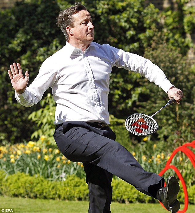 卡梅倫秀羽毛球技為奧運(yùn)“預(yù)熱” 15歲少年評(píng)論“像打網(wǎng)球”