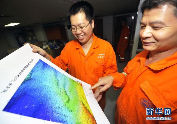 “蛟龍”號(hào)第二次下潛達(dá)6965米 再創(chuàng)新紀(jì)錄