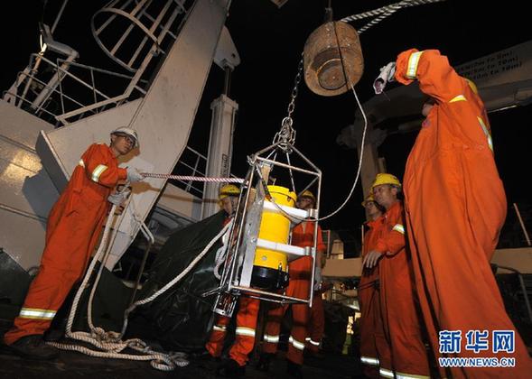 “蛟龍”號(hào)第二次下潛達(dá)6965米 再創(chuàng)新紀(jì)錄