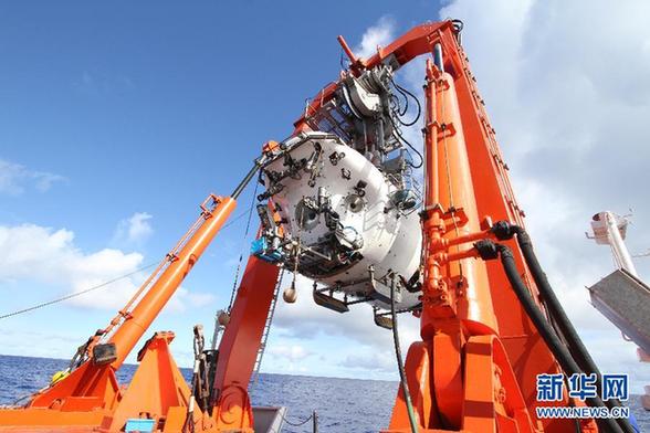 “蛟龍”號第二次下潛達(dá)6965米 再創(chuàng)新紀(jì)錄