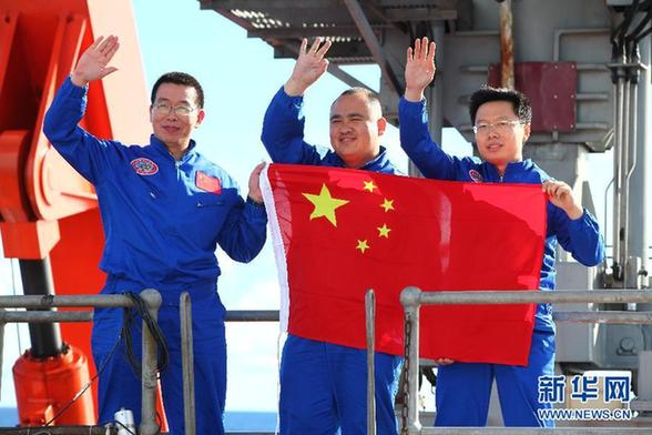 “蛟龍”號第二次下潛達6965米 再創(chuàng)新紀錄