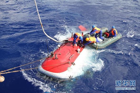 “蛟龍”號第二次下潛達(dá)6965米 再創(chuàng)新紀(jì)錄