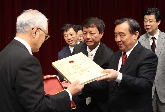 國新辦主任王晨為日本創(chuàng)價大學(xué)中國圖書館揭牌