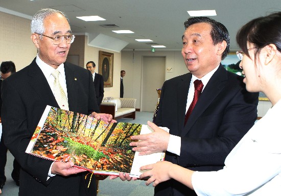 國(guó)新辦主任王晨為日本創(chuàng)價(jià)大學(xué)中國(guó)圖書(shū)館揭牌