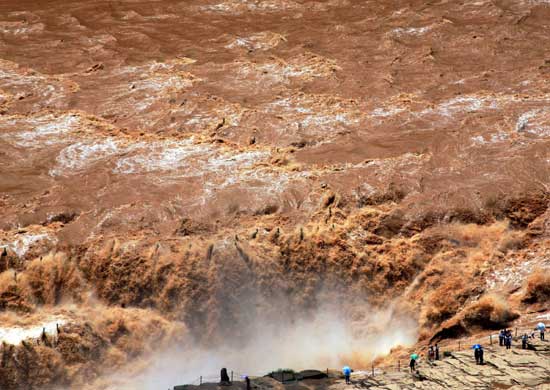 上游水庫放水 壺口瀑布現(xiàn)難遇奇觀