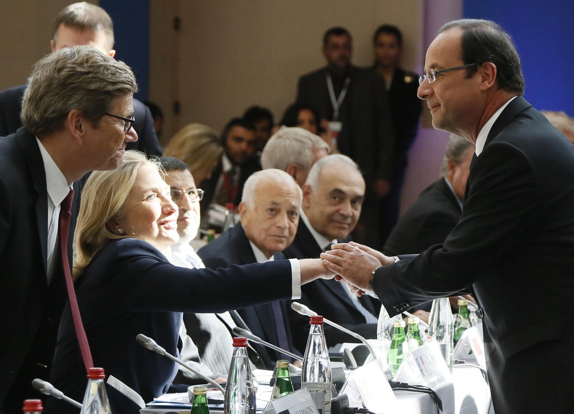 希拉里被指與奧朗德發(fā)展“關系特殊”