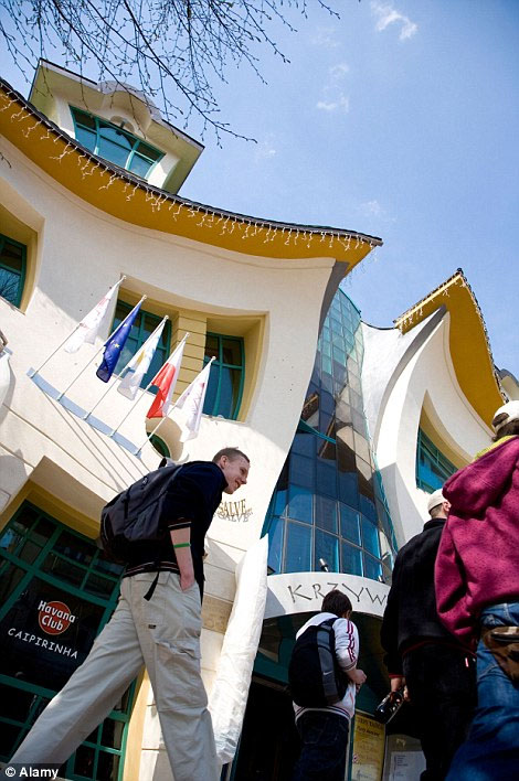 波蘭“歪房子”水吧躍升地標(biāo)建筑 像被壓扁似在融化