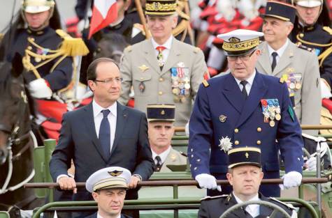 奧朗德首次國(guó)慶閱兵 接受電視采訪首度回應(yīng)家庭糾紛