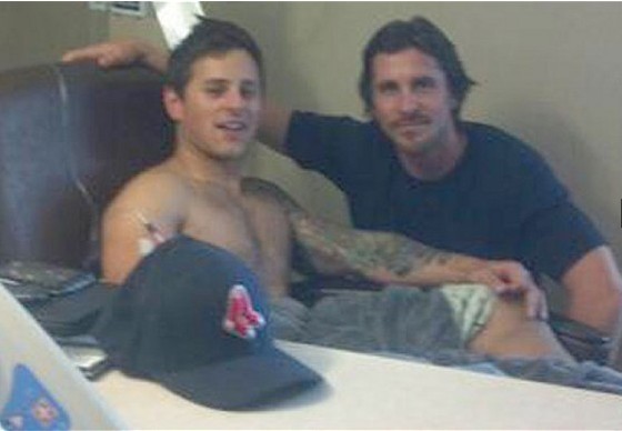 丹佛血案引發(fā)美國購槍潮 “蝙蝠俠”現身醫(yī)院探望受害者